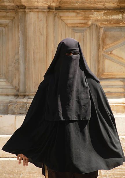 woman in full burqa, cairo - burqa stock pictures, royalty-free photos & images