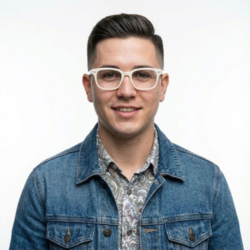 一位戴着白色眼镜的男士向前看的输出图片