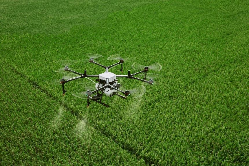 Drone agricolo in volo su campo coltivato