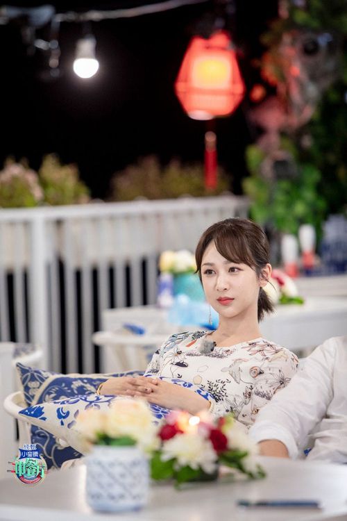 偏分刘海低马尾造型的杨紫