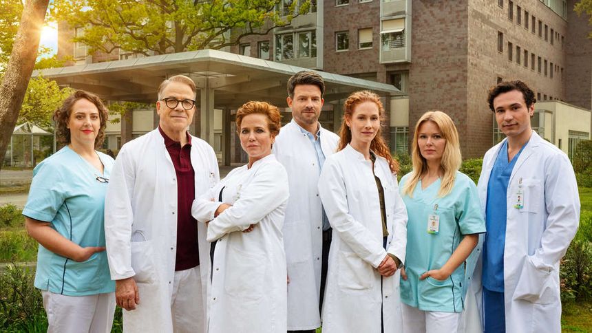 Titel: Die Spreewaldklinik; Staffel: 1; Person: Mieke Schymura; Karsten Speck; Muriel Baumeister; Daniel Buder; Sina Valeska Jung; Isabel Hinz; Richard Ciuchendea ; Copyright: SAT.1/Hardy Spitz; Fotograf: Hardy Spitz; Bildredakteur: Clarissa Schreiner; Dateiname: 2958238.jpg; Rechtehinweis: Dieses Bild darf bis eine Woche nach Ausstrahlung honorarfrei fuer redaktionelle Zwecke und nur im Rahmen der Programmankuendigung verwendet werden. Spaetere Veroeffentlichungen sind nur nach Ruecksprache und