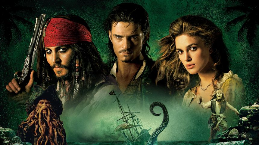 Elizabeth Swann Will Turner e Jack Sparrow em cena de ação em Piratas do Caribe O Baú da Morte