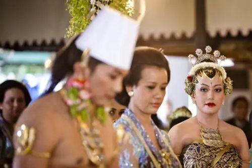 Getty Images Eldest daughter in middle and her younger sister on her wedding day
