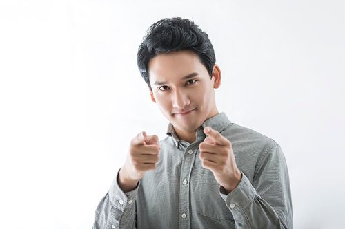 做手势的年轻男子图片下载