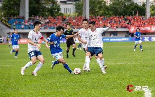 10月2日，遂宁舍得干队与巴中红叶队球员在赛场上激烈拼抢。（C视觉签约摄影师 吴奉家 摄 ）