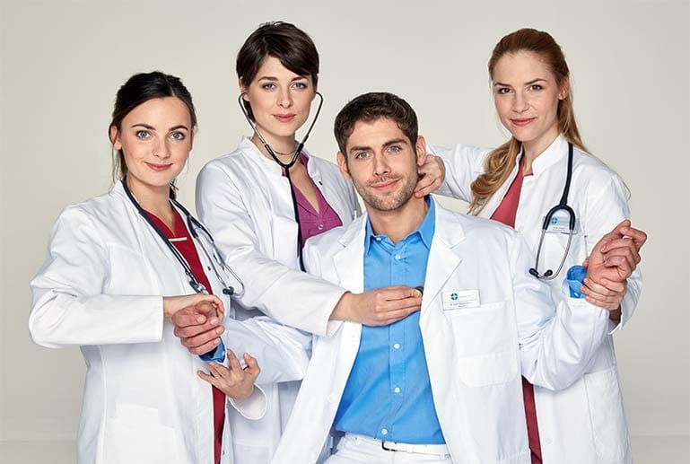 Ab Donnerstag, den 23. Januar, startet "In aller Freundschaft - Die jungen Ärzte". Dr. Niklas Ahrend (Roy Peter Link) wechselt von der Sachsenklinik an das Johannes-Thal-Klinikum.