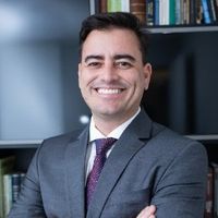 STJ mantém foro privilegiado para crimes sem relação com cargo, contrariando STF