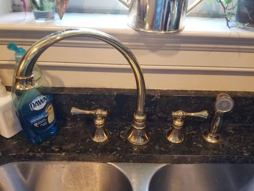 r/Plumbing - Anyone know what brand this faucet is? Trying to find an aerator replacement. Thanks