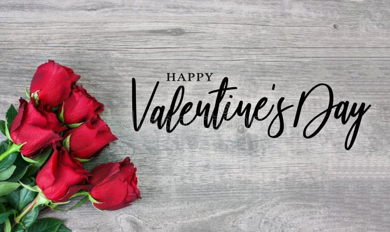 Frohe Valentinstag, Kalligrafie-Schriftzug mit wunderschönen roten Rosenblüten in der Ecke über hellem Holz Hintergrund lizenzfreies stockbild