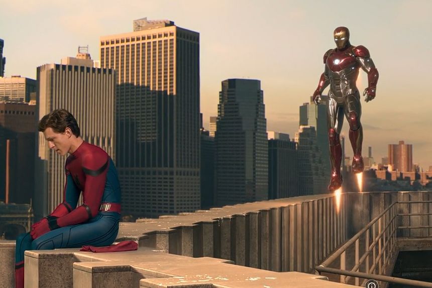 Tom Holland como Peter Parker no uniforme do Homem-Aranha ao lado de Robert Downey Jr como Tony Stark