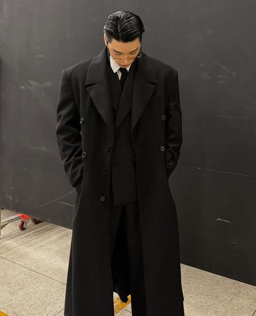 Mafia Style Clothing, Formal Clothes Aesthetic Men, Formal Trench Coat, Dark Three Piece Suit, Suit Trench Coat, Masculine Suit, Suits With Trench Coat Men, Fancy Vampire Outfit Men, Male Business Attire