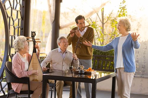 老年朋友们吹拉弹唱图片下载