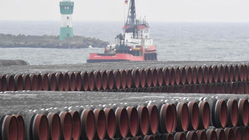 Des tuyaux pour le gazoduc russe Nord Stream 2 sont stockés dans les locaux du port de Mukran, sur l'île allemande de Rügen, le 4 décembre 2020.