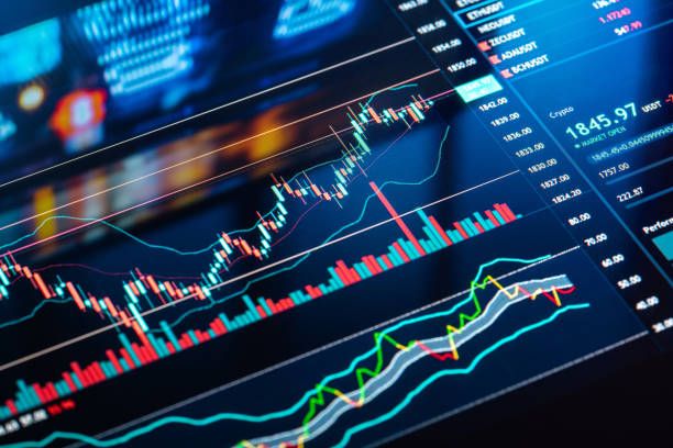gráficos de trading en una pantalla - bolsa de valores fotografías e imágenes de stock
