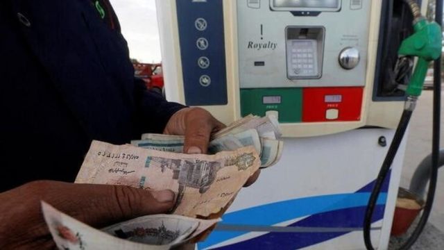 عامل يعد النقود في محطة للبنزين بالعاصمة المصرية القاهرة