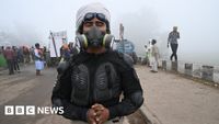 Farmers' protest: India police fire tear gas at protesting farmers on Delhi march - BBC News