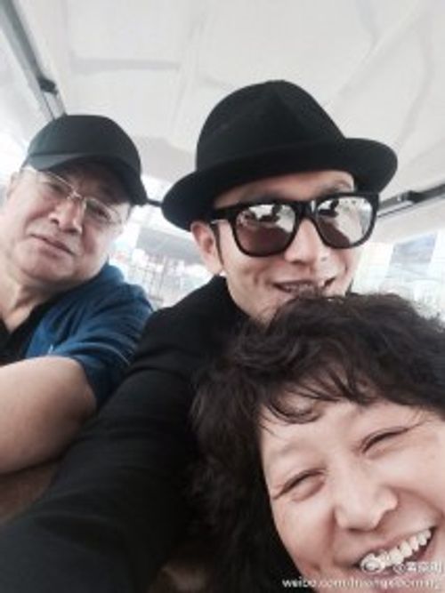 黄晓明童年照全家福