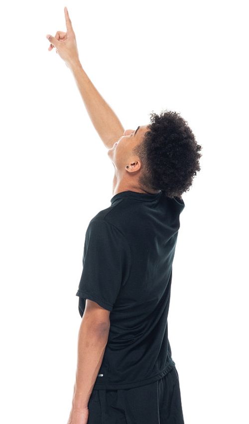 非洲裔年轻男性穿着运动服站在白色背景前图片下载