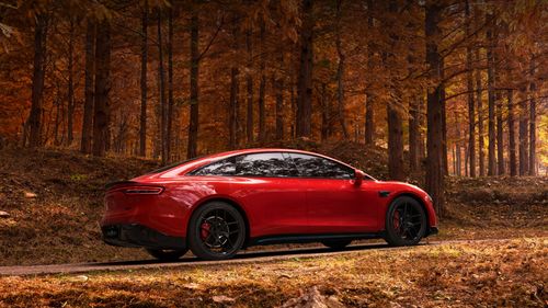 智界 新S7 在枫林路上行驶，展示了智界 新S7 的性能，搭载华为途灵平台，既快又稳