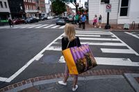 Fed’s Favored Inflation Gauge Cools, Spending Unexpectedly Drops - Bloomberg