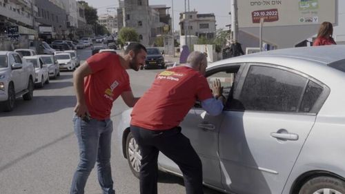 Des militants de Hadash tentent de convaincre des électeurs arabes de voter pour les législatives en Israël.