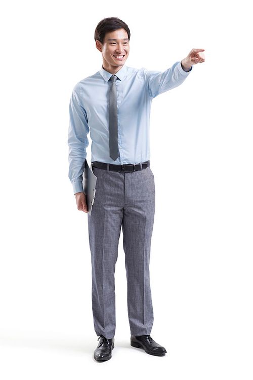 自信的年轻商务男士指向远处图片下载