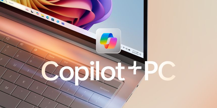 Logo de Copilot+ PC sobre un portátil que parece el Surface Laptop 7 en color duna