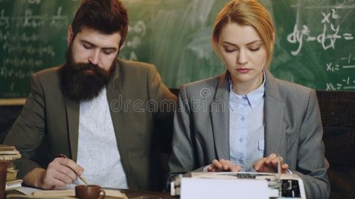 留胡子的大学教授准备上课 复古教育与知识概念 老式打字机 股票视频