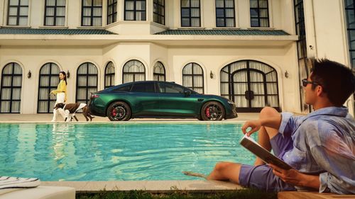 用户在车内与路人隔窗对讲，展示了智界 新S7 车外麦克风对话功能