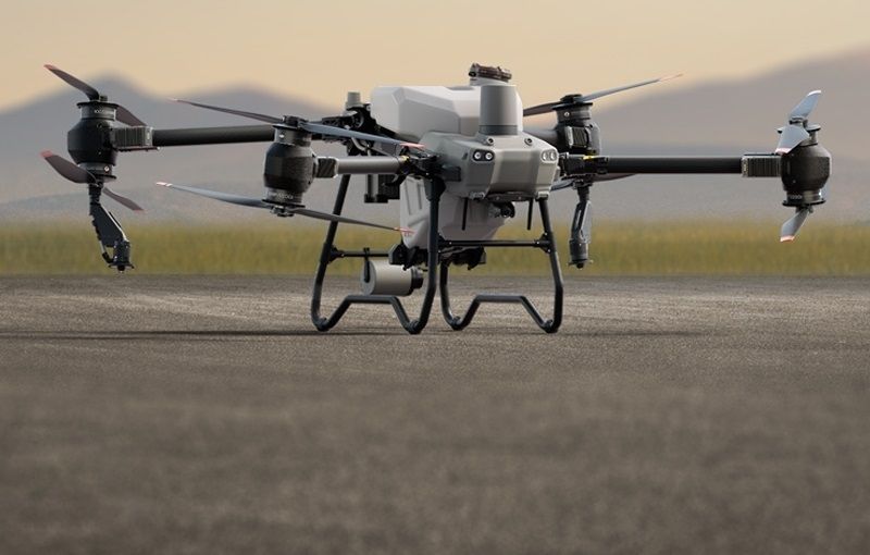 Drone agricolo con serbatoio per fitofarmaci