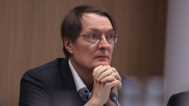Bundesgesundheitsminister Karl Lauterbach (SPD) mit gefalteten Händen