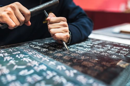 在石碑上刻字的特写镜头图片下载
