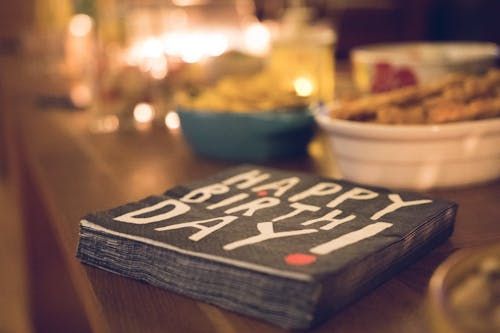 Free Close-up of a festive birthday table setup with snacks and decor. Stock Photo