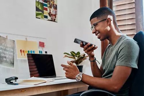 年轻商人在现代办公室使用智能手机