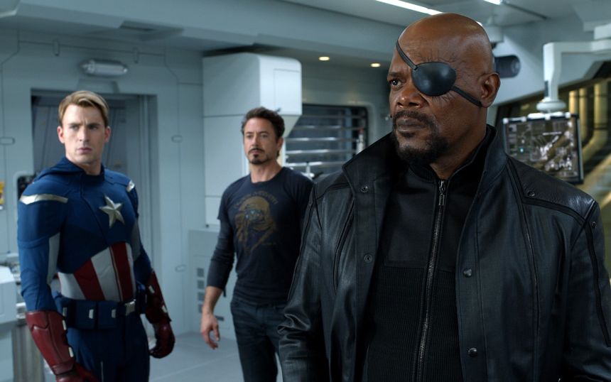 Elenco de Os Vingadores 2012 com Robert Downey Jr., Chris Evans e Scarlett Johansson em cena de ação