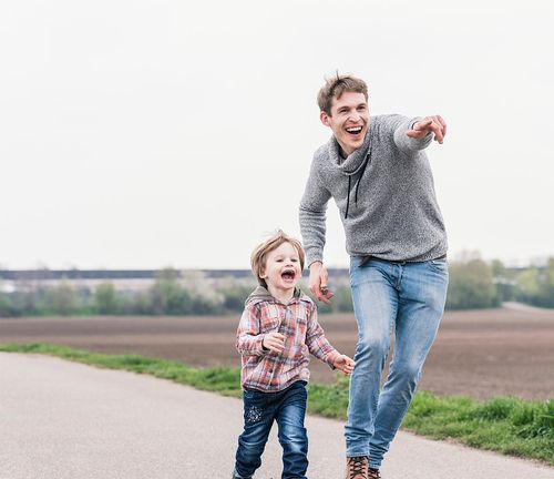 父亲和儿子在户外玩耍图片下载