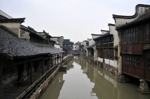 Travelers boating in Wuzhen
