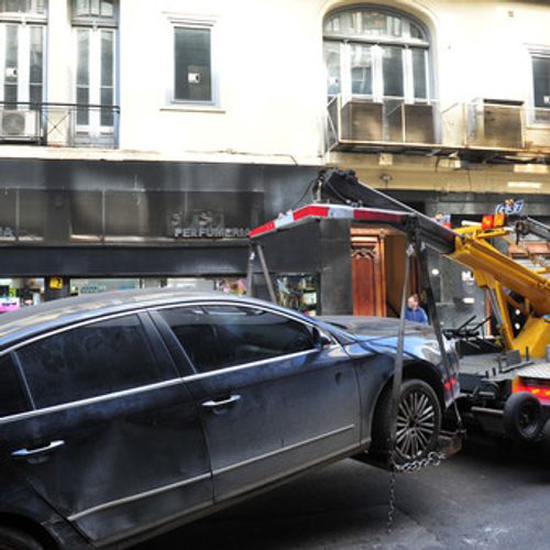 Crece el tránsito y los autos que estacionan en cualquier lado: en una semana hicieron 2.300 multas