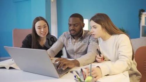 不同民族的朋友们快乐地学习不同种族的大学