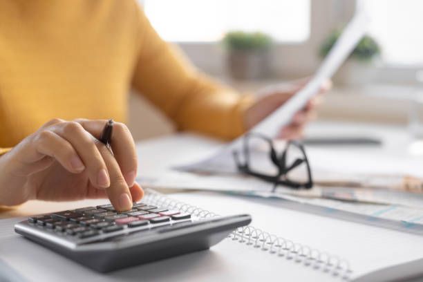 concepto de ahorro, finanzas y economía - cálculo de ingresos y gastos fotografías e imágenes de stock