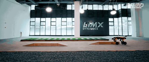 国产机器狗新秀，要“做地面的大疆”！首款四轮足商用机器人刚刚亮相