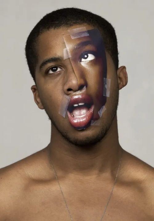 梅特拉和珍森(合称为Metra-Jeanson)从广告图片中剪下了极具风格的面孔，然后把它们贴在了模特脸上。