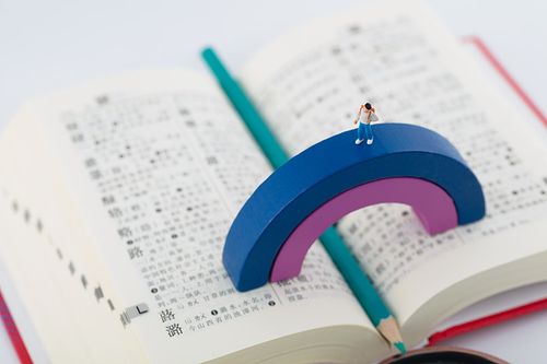 汉语字典上彩虹桥和小学生照片下载