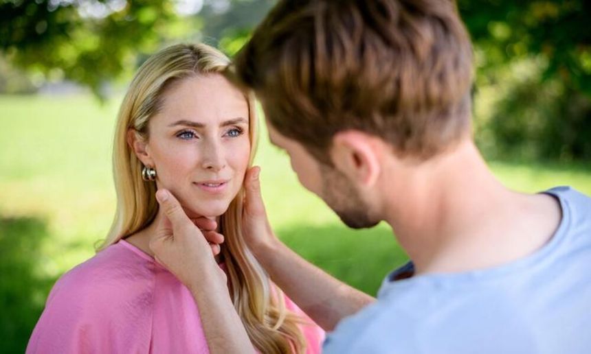 „Sturm der Liebe“: Doch nicht Maxi? Plant Henry etwa, Larissa zu heiraten? | © ARD/WDR/Christof Arnold