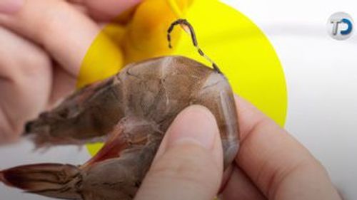 El quitar ese hilito se le denomina desvenado, aunque en realidad no es una vena.