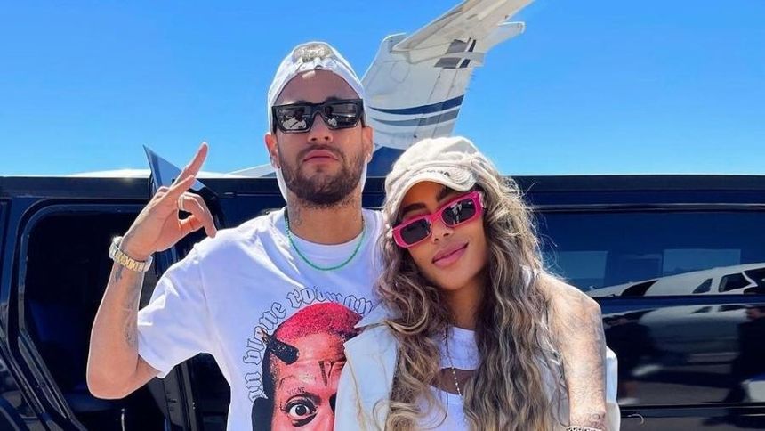 Rafaella Santos tatua os nomes das filhas de Neymar