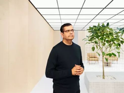 站在房间里的男子，他的身后有一棵树