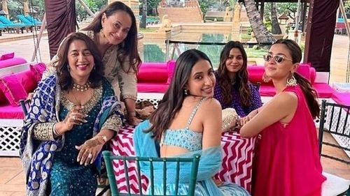 Anu Ranjan, Soni Razdan, Akansha Ranjan, Alia Bhatt, Shaheen Bhatt pose for the camera.(Instagram)
