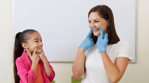 Diagram showing detailed articulation points for American English phonemes, emphasizing correct mouth and tongue positions for clear pronunciation.