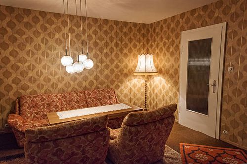 orange living room - retro-70s-livingroom stock pictures, royalty-free photos & images